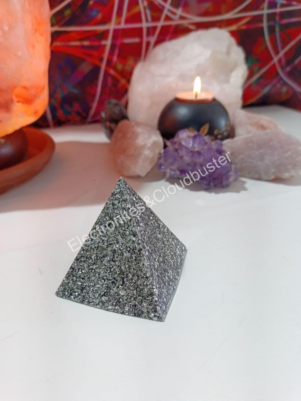 Pirámide Mediana 4 lados Orgonita - Electronite.