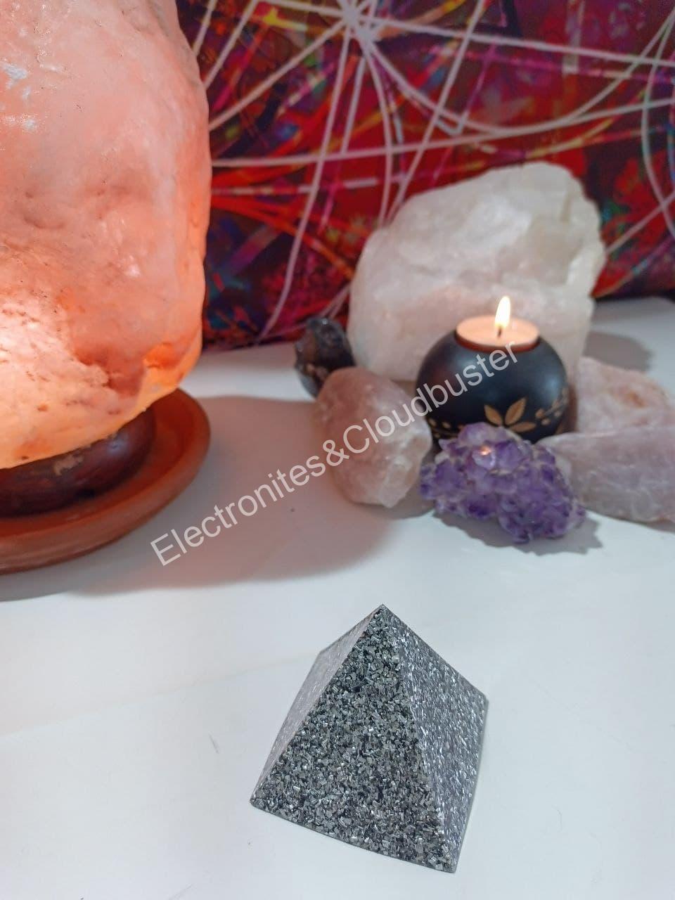 Pirámide Mediana 4 lados Orgonita - Electronite. - Imagen 3