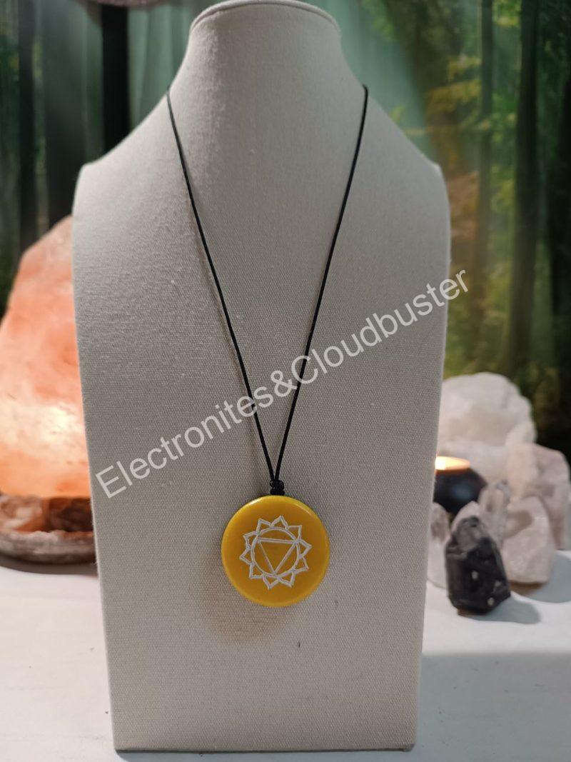 Colgante o llavero Electronite Chakra Plexo Solar formato Semicírculo