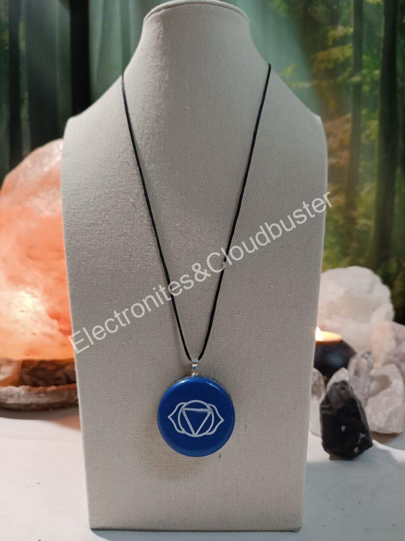 Colgante o llavero Electronite Chakra Tercer Ojo formato Semicírculo