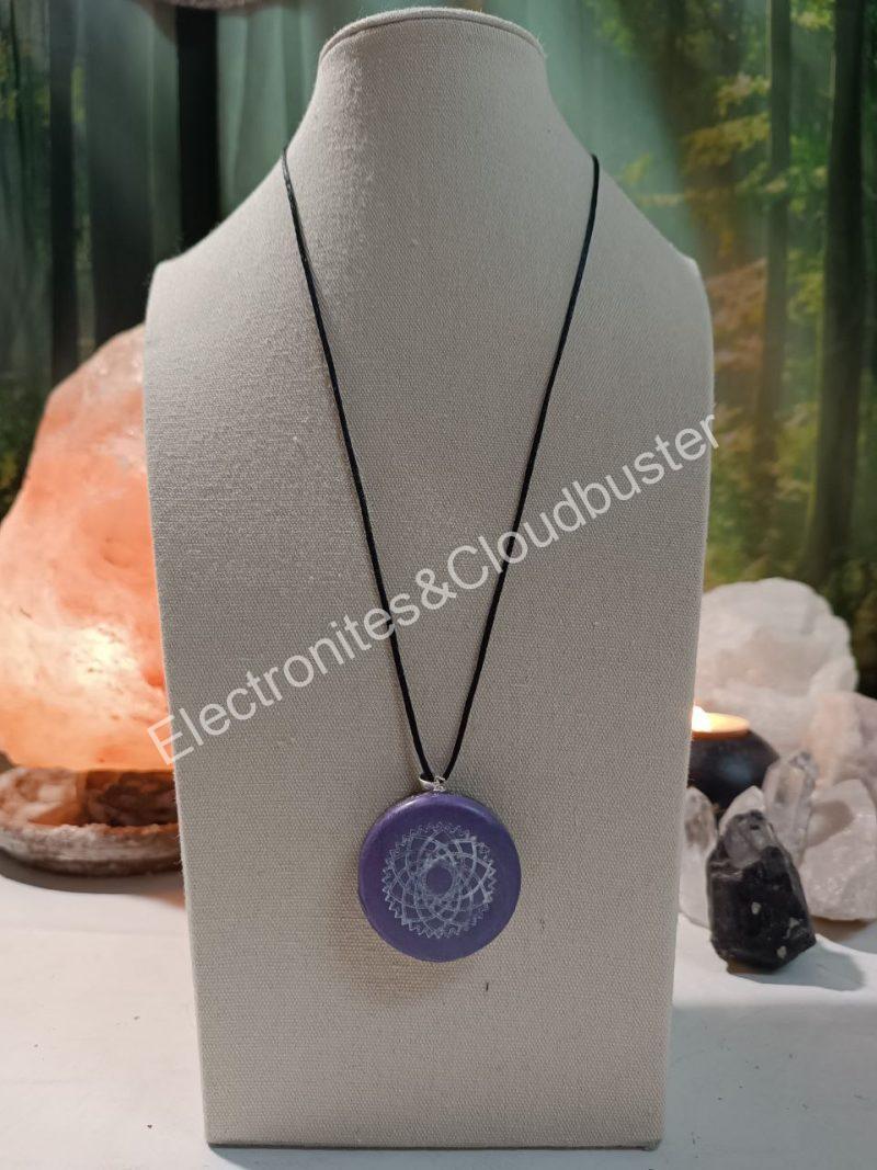 Colgante o llavero electronite Chakra Corona formato Semicirculo