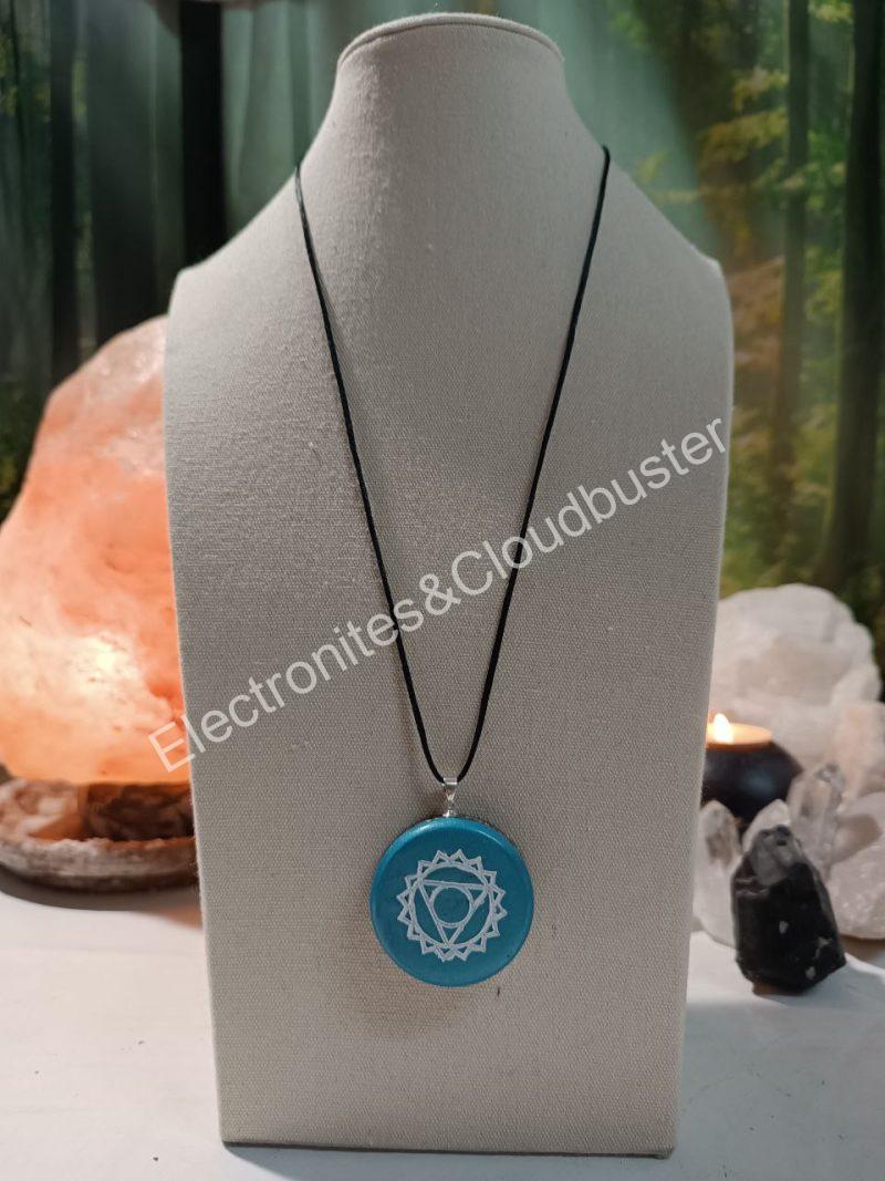 Colgante o llavero Electronite Chakra de Garganta formato Semicirculo