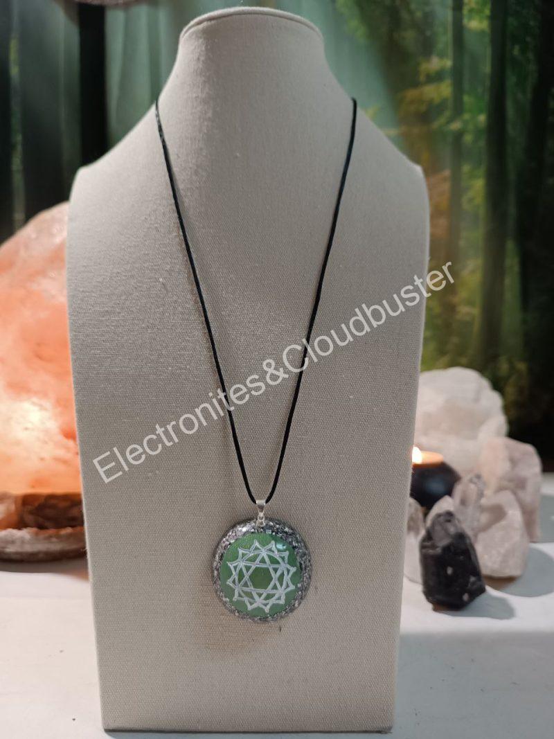 Colgante o llavero Electronite Chakra Corazón o Cardíaco formato Semiesfera