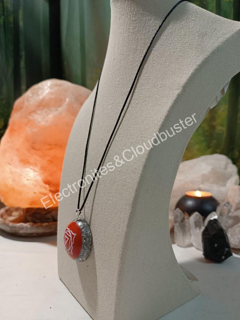 Colgante o llavero Electronite Chakra Raíz formato Semiesfera - Imagen 3