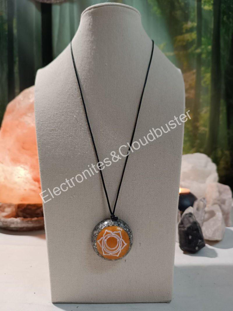 Colgante o llavero Electronite Chakra Sacro formato Semiesfera